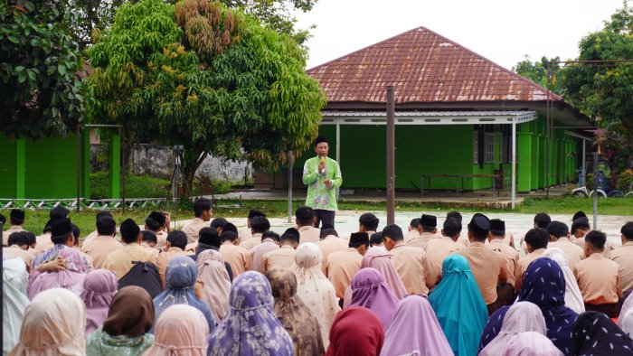 Ustadz Saimun Sampaikan Kultum tentang Kewajiban Puasa di MAN 1 Bungo