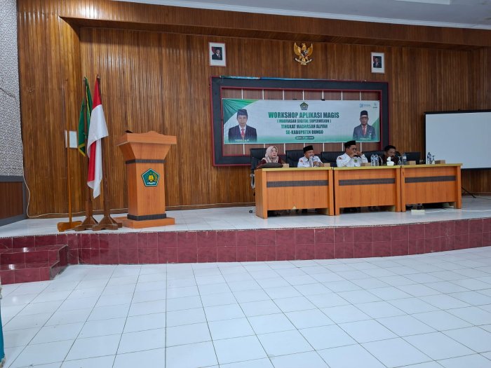 Waka Kurikulum dan Operator MAN 1 Bungo Ikuti Sosialisasi Aplikasi MAGIS di Aula Kantor Kemenag Bungo