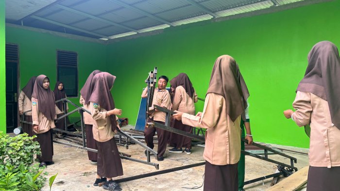 Anggota Ekstrakurikuler MAN 1 Bungo Siapkan Stand Porseni XI