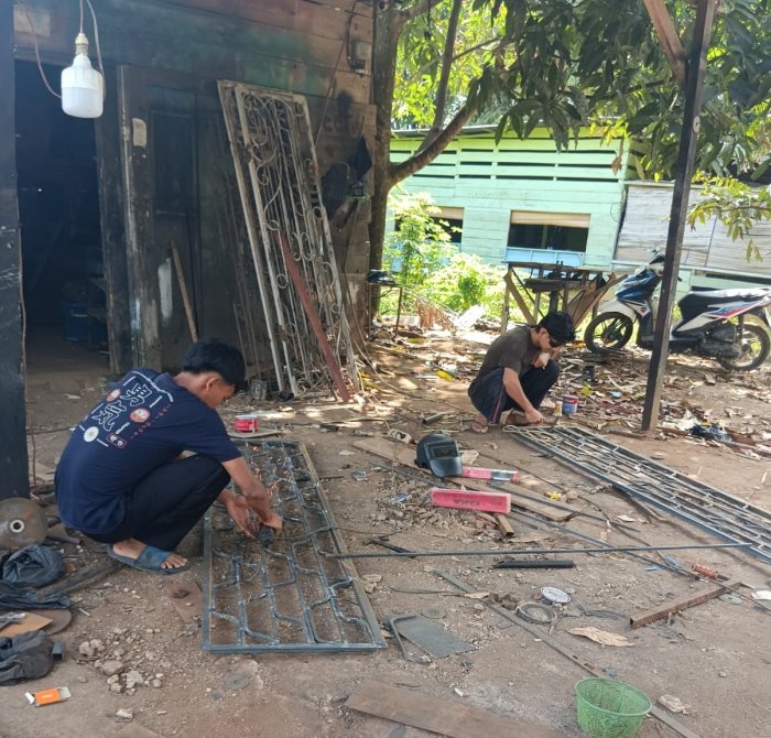 Guru Pendamping PKL Kunjungi Siswa Kelas XII Teknik Pengelasan di Bengkel Las Syauqi