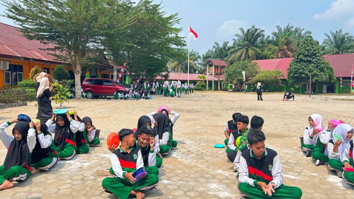 Semarak HUT RI di MAN 1 Bungo, OSIM Adakan Lomba Estafet Tepung Antar Kelas