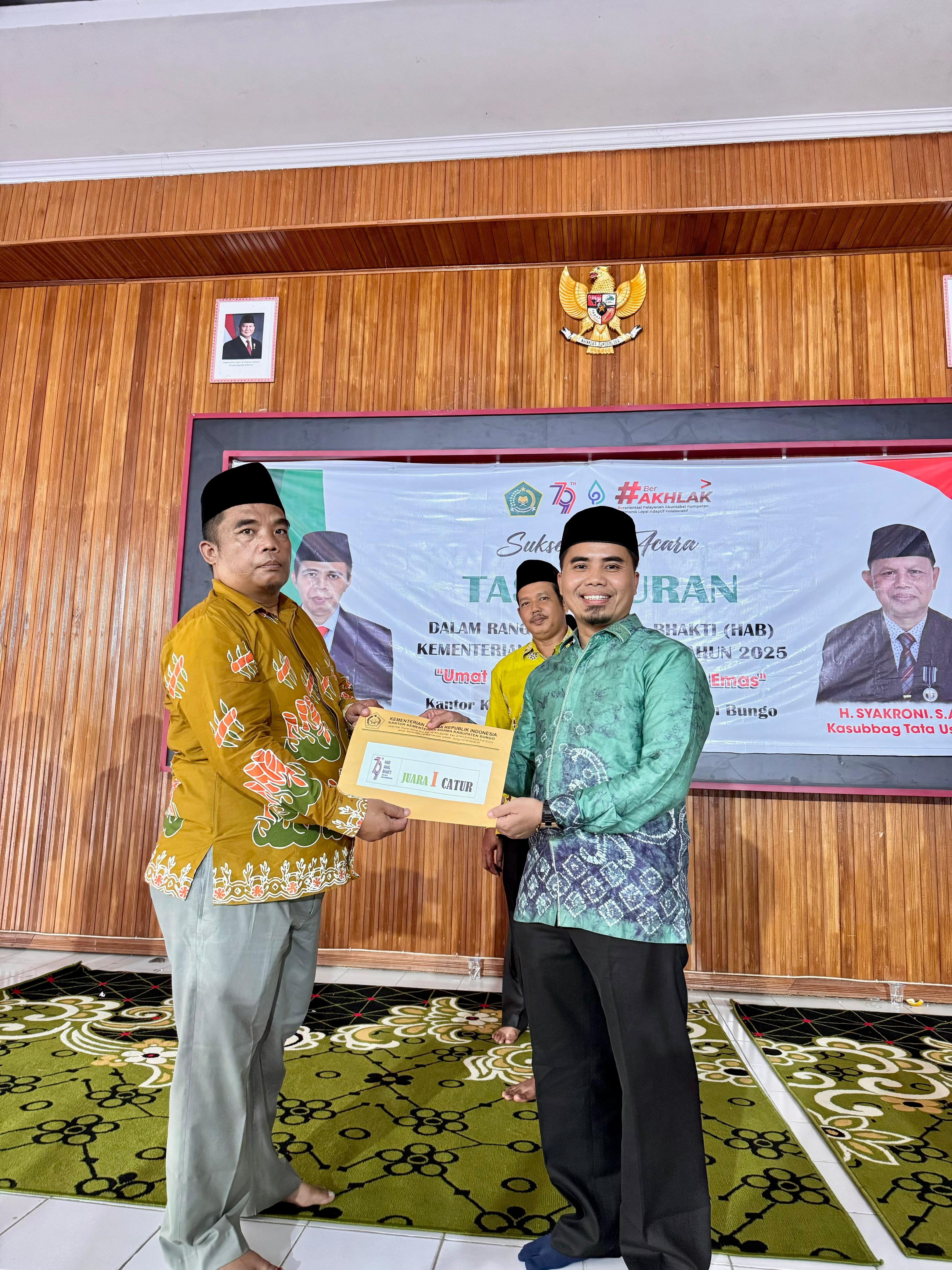 ASNADI GURU MAN 1 BUNGO PLUS KETERAMPILAN RAIH JUARA 1 PADA LOMBA CATUR HAB KEMENAG KE-79 KABUPATEN BUNGOÂ TAHUNÂ 2025