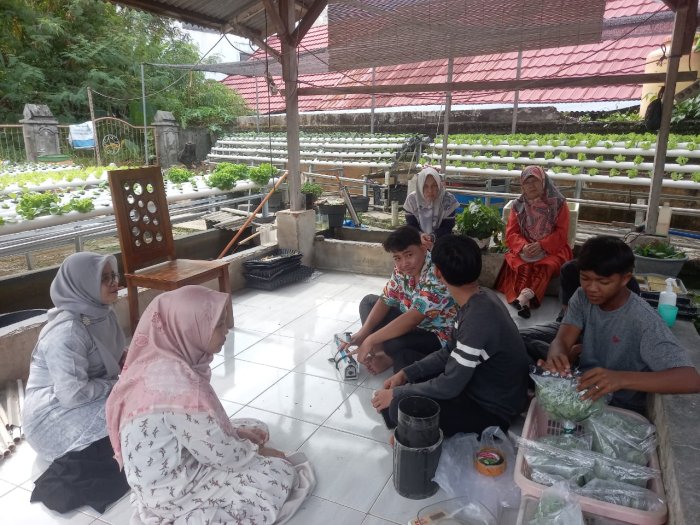 Pastikan Kompetensi Siswa, Guru Pembimbing Lapangan Monitoring PKL Hidroponik di Riza Garden