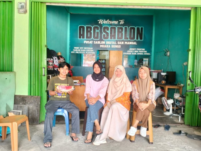 Guru MAN 1 Bungo Pantau Siswa PKL di ABG Sablon