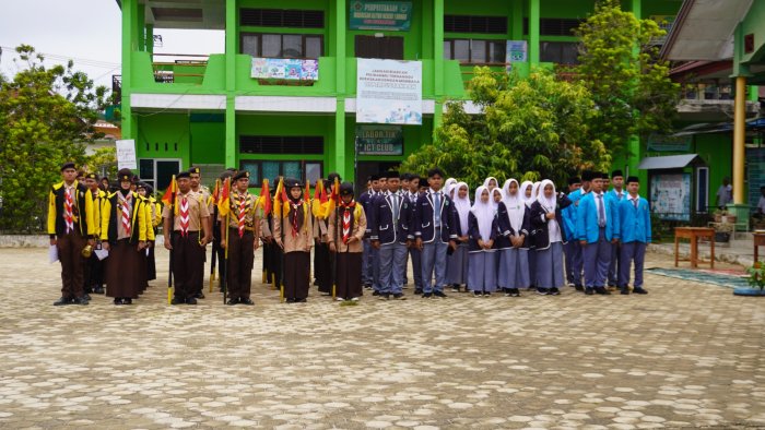 OSIM, Pramuka, dan Rohis MAN 1 Bungo Bertugas dalam Penyambutan Kontingen Jambi Peraih Medali Perunggu OMI Nasional