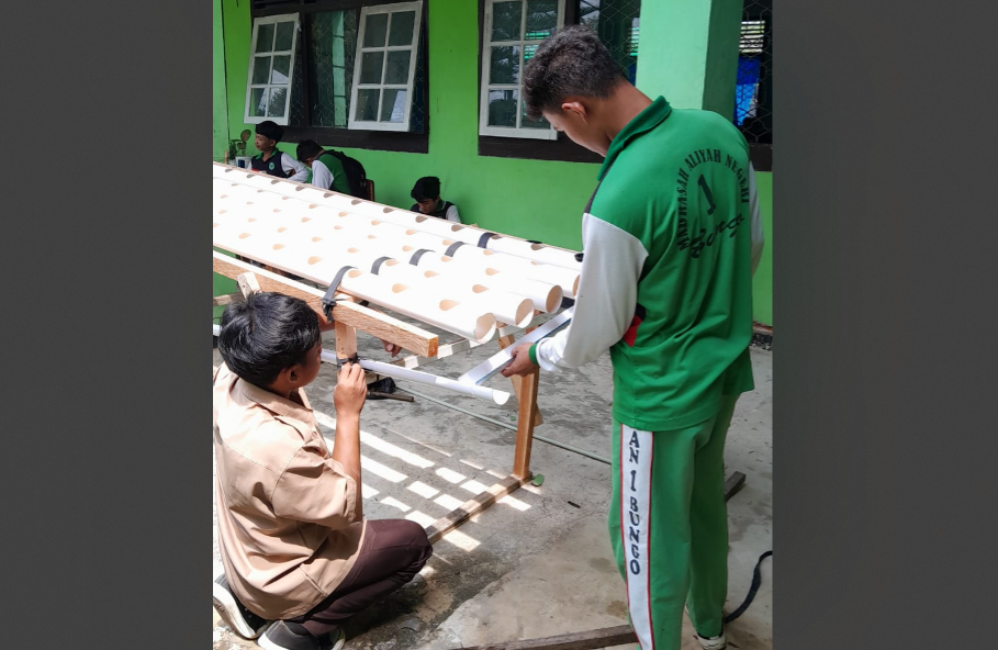 AKTIVITAS PKL SISWA MAN 1 BUNGO PLUS KETERAMPILAN DALAM MEMBERDAYAKAN TANAMANÂ HIDROPONIK