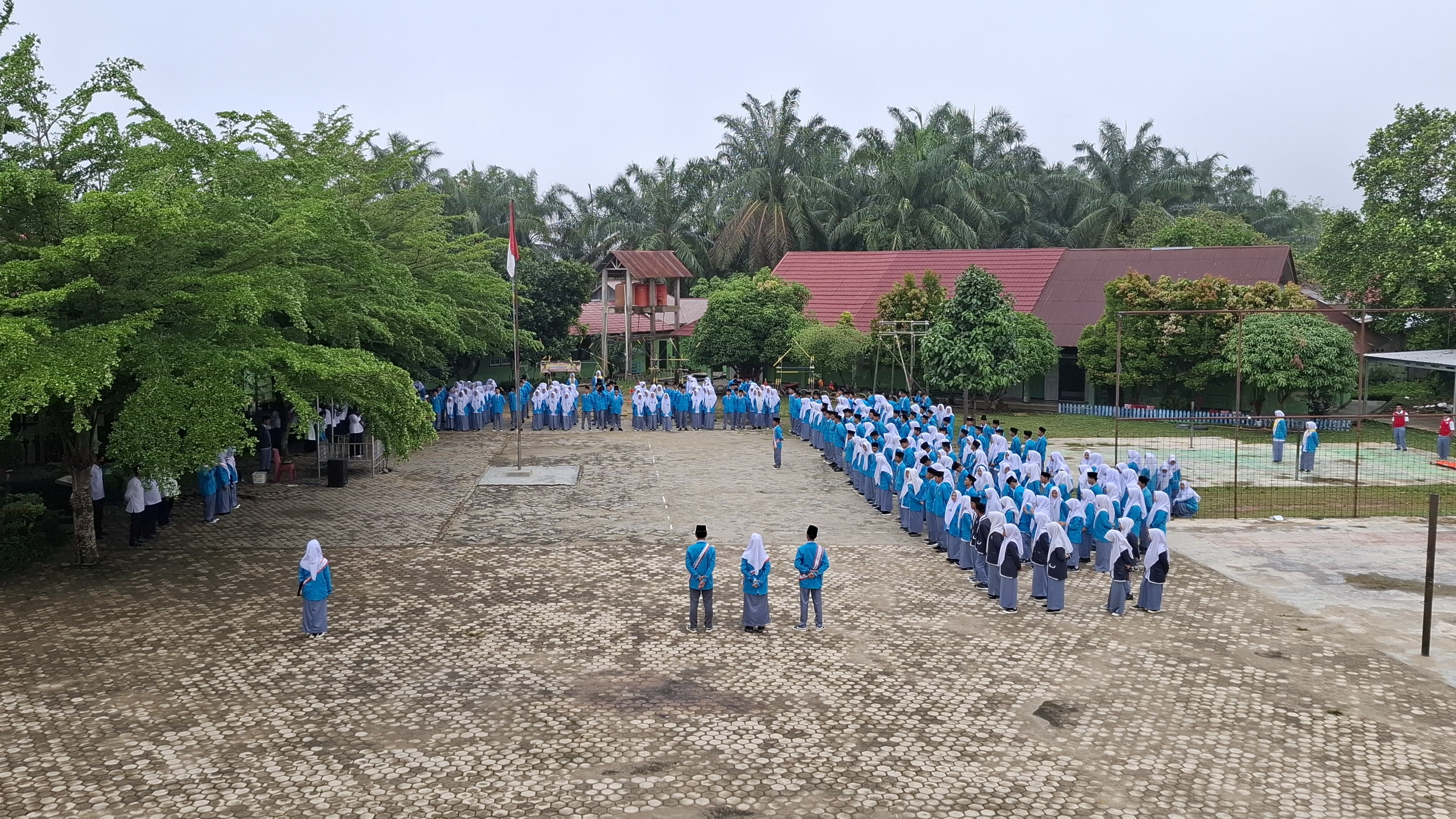 WALAS XI MIPA 3 JADI PEMBINA UPACARA BENDERAÂ SENIN