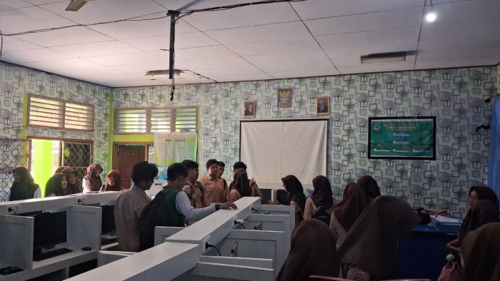 ICT Club MAN 1 Bungo Lakukan Gotong Royong di Laboratorium TIK