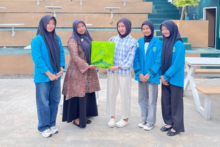 Guru MAN 1 Bungo Jemput Siswa PKL Tata Boga