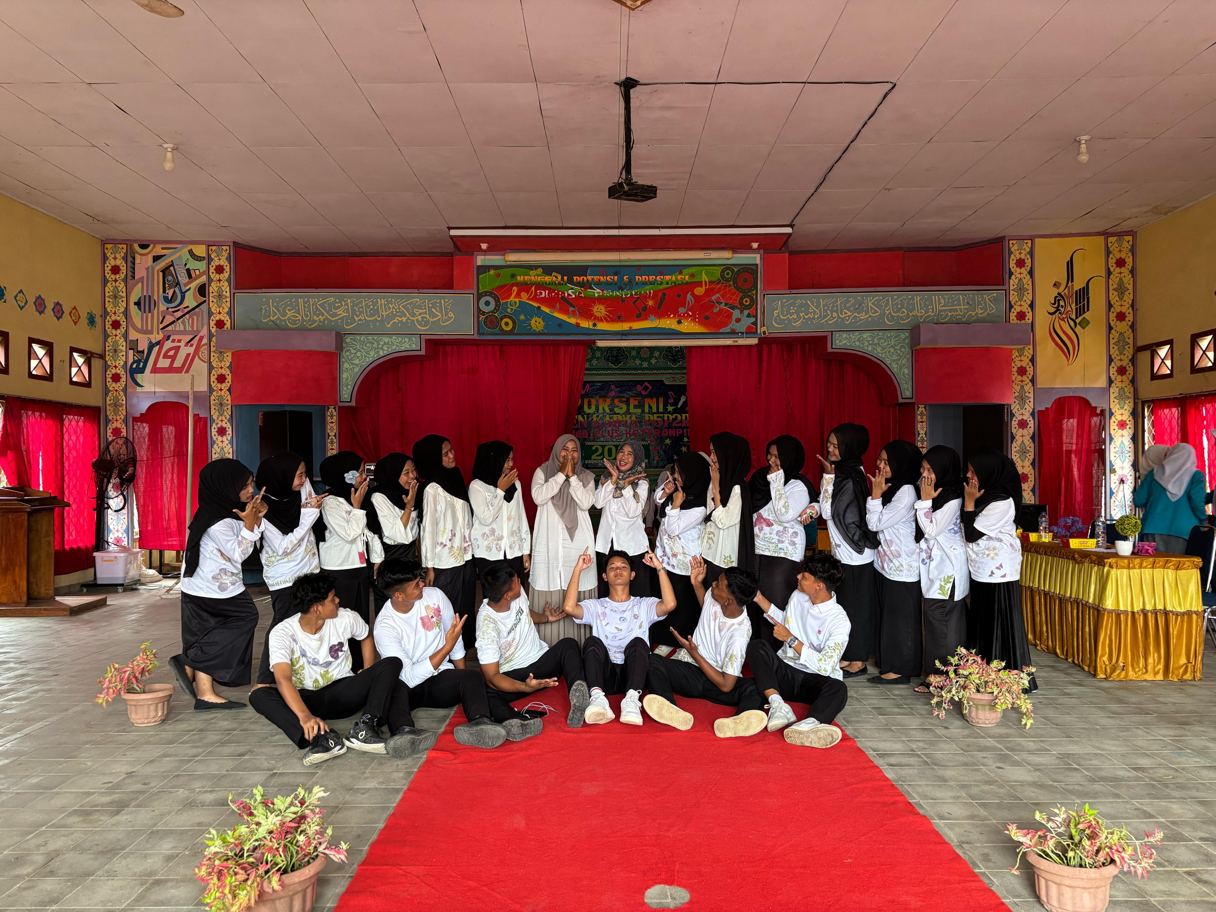 Berita: Kreativitas Memukau dalam Ujian Praktik Prakarya, Siswa-Siswi MAN 1 BUNGO GELAR FASHION SHOW ECOPRINT