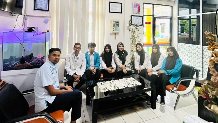 Guru MAN 1 Bungo Pantau PKL Siswa di PLN Muara Bungo