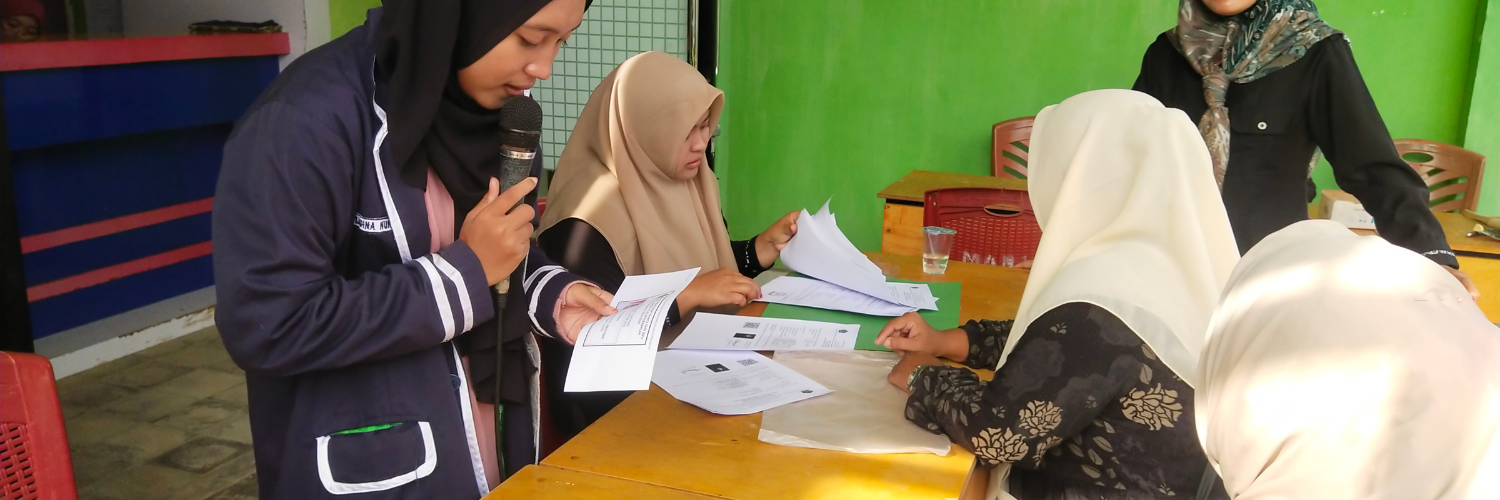 SUASANA PENYERAHAN BERKAS PESERTA DIDIK BARU DI  HARI KEDUA