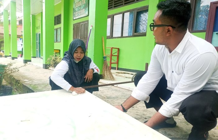 MAN 1 Bungo Bersihkan Laboratorium TIK Sambut Tahun Ajaran Baru