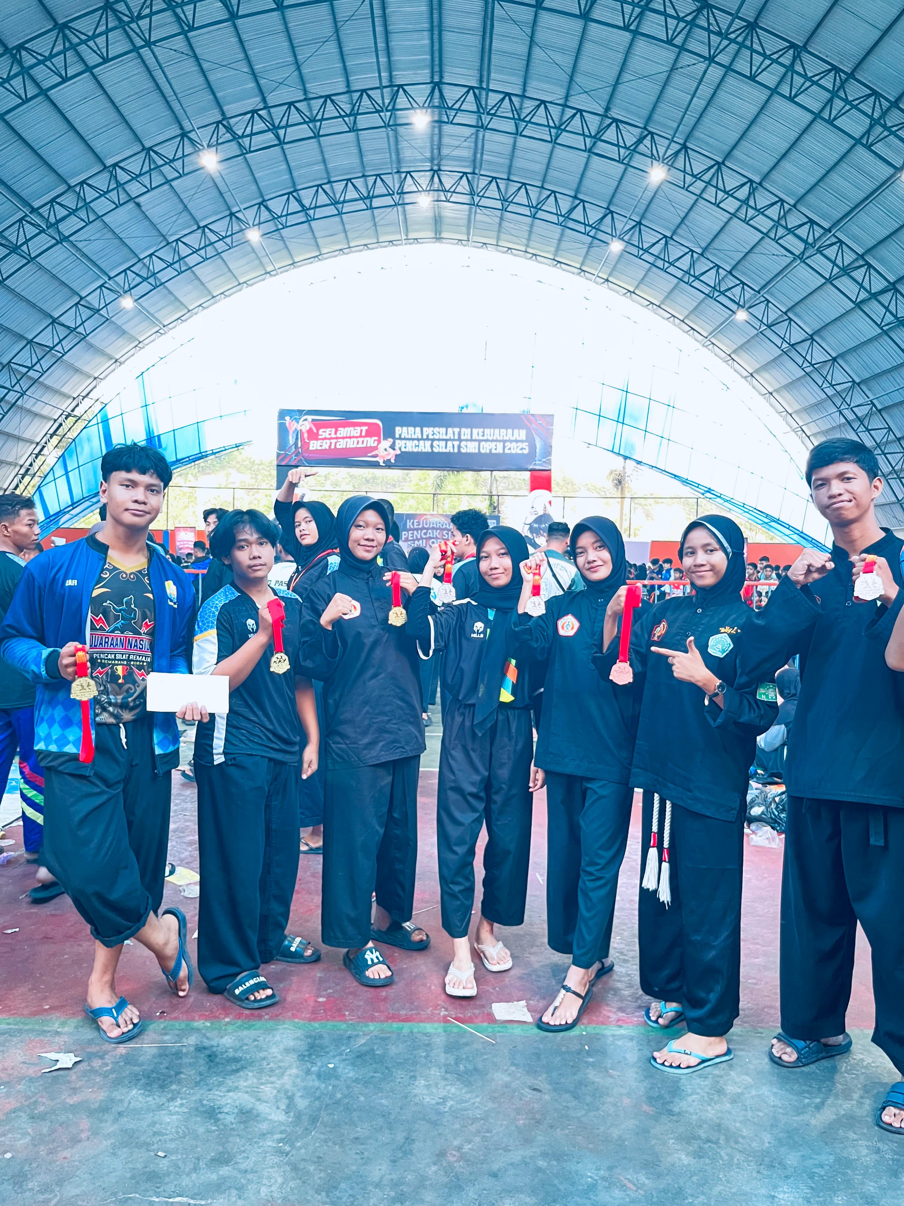 SISWA-SISWI MAN 1 BUNGO PLUS KETERAMPILAN RAIH PRESTASI GEMILANG DI KEJUARAAN SILAT OPEN SUMATERA 2025