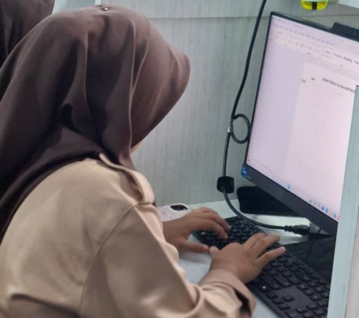 ICT Club MAN 1 Bungo Pelajari Aplikasi Pengolah Kata di Laboratorium TIK untuk Tingkatkan Literasi Digital ICT Club MAN 1 Bungo Pelajari Aplikasi Pengolah Kata di Laboratorium TIK untuk Tingkatkan Literasi Digital