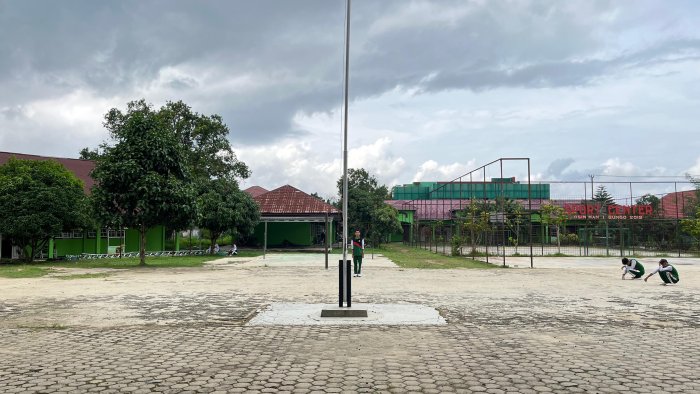 Siswa Kelas XI MIPA 2 MAN 1 Bungo Gelar Latihan Jelang Upacara Bendera Hari Senin