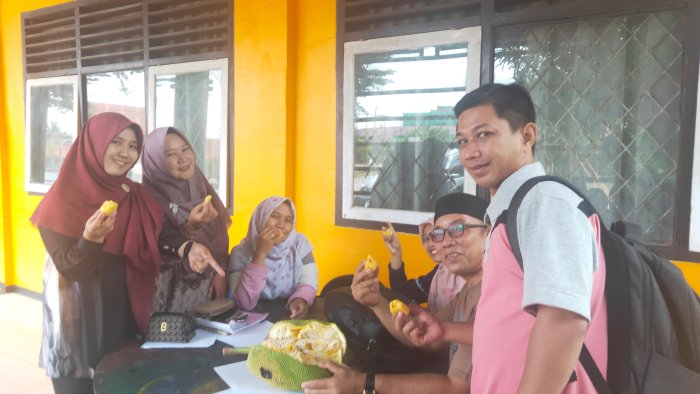 Guru MAN 1 Bungo Gelar Panen Raya dan Syukuran Kebun