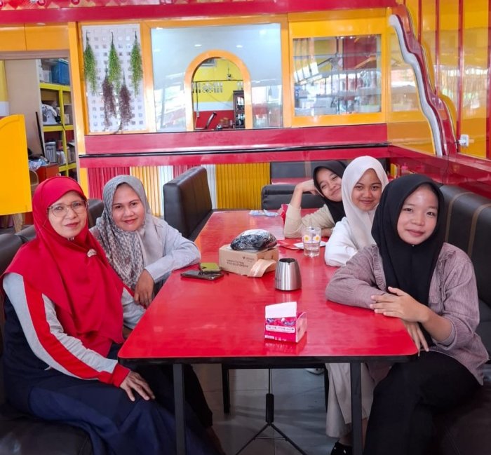 Monitoring PKL Tata Boga: Guru Pembimbing Lapangan Kunjungi Dr. Chicken dan Roti Jhon