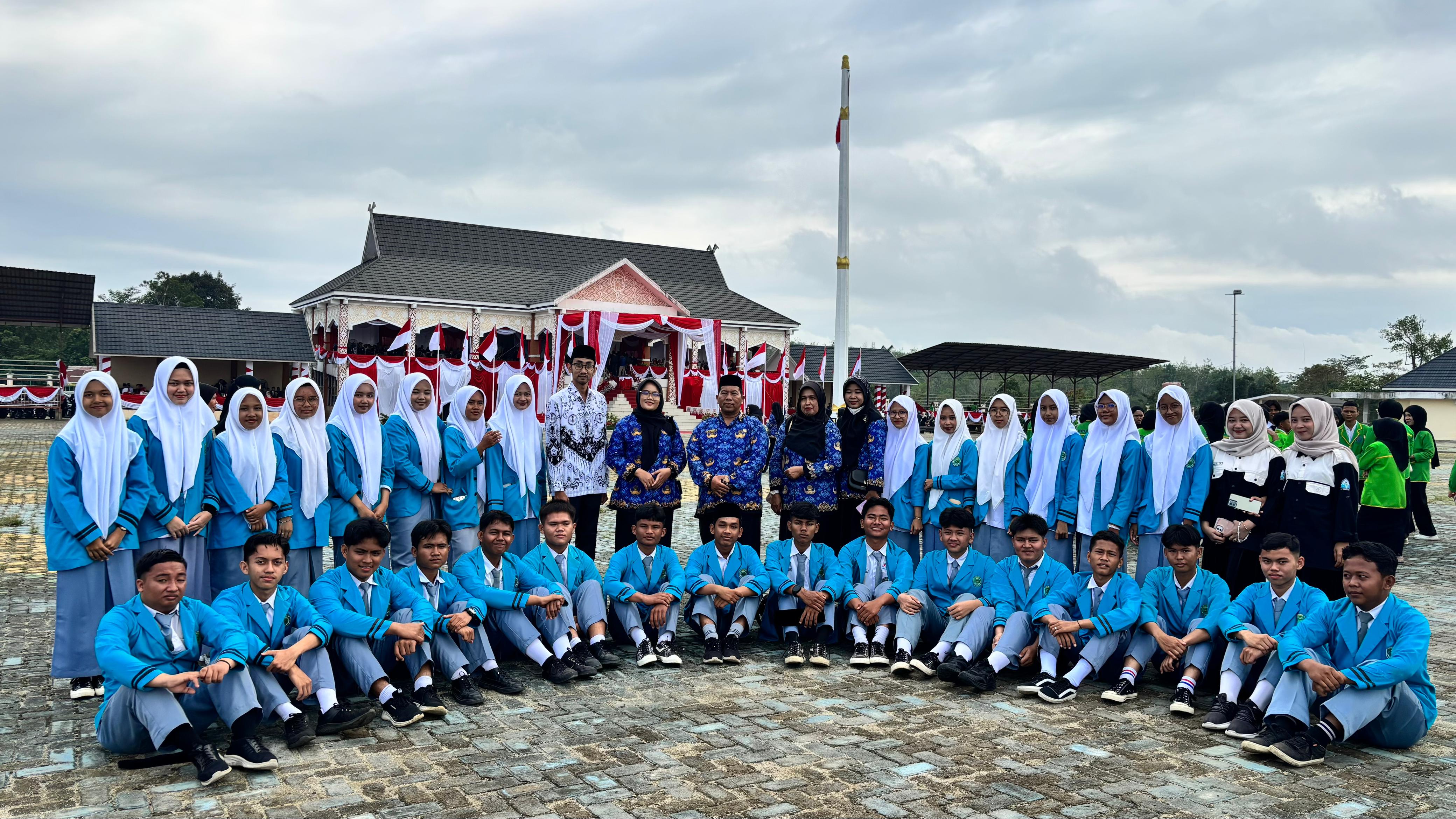 DELEGASI MAN 1 BUNGO IKUTI UPACARA PERINGATAN HUT KE-80 KEMERDEKAAN RI DENGAN PENUH KHIDMAT 