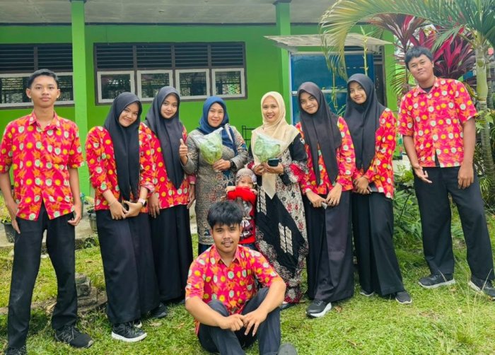 Panen Pak Coy, Siswa Kelas XII IPS 3 Keterampilan Hidroponik di MAN 1 Bungo Tuai Hasil Belajar