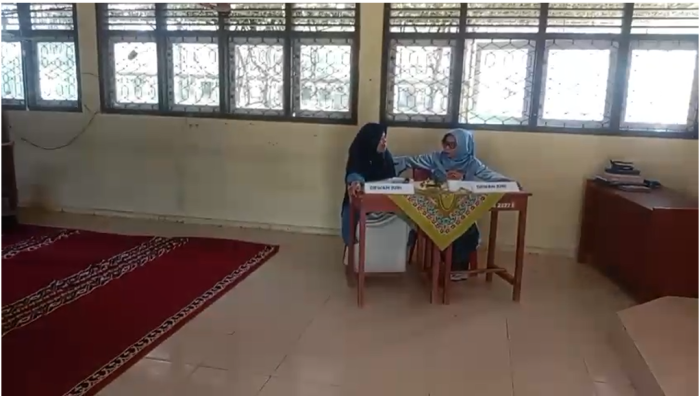 Dua Guru Senior Jadi Juri Lomba Pidato Bahasa Inggris MAN 1 Bungo