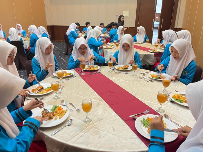 Asah Keterampilan dan Etika, 39 Siswa Tata Boga MAN 1 Bungo Sukses Gelar Ujian Praktik Table Manner di Hotel Amaris