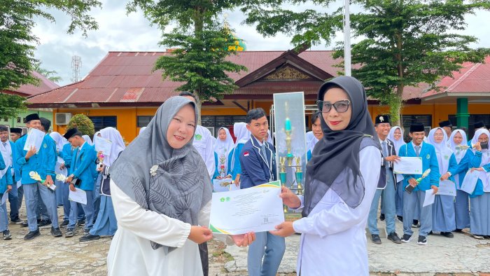 X MIPA 2 Raih Juara Umum 2 Porseni MAN 1 Bungo