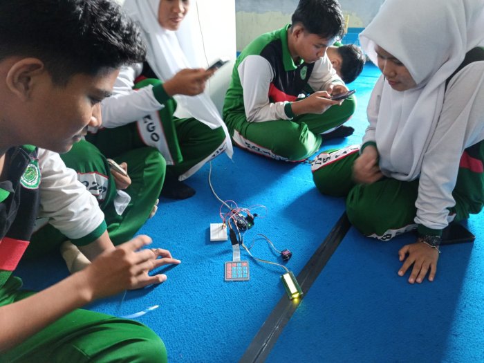 Siswa MAN 1 Bungo Berhasil Praktik Smartlock Berbasis Arduino