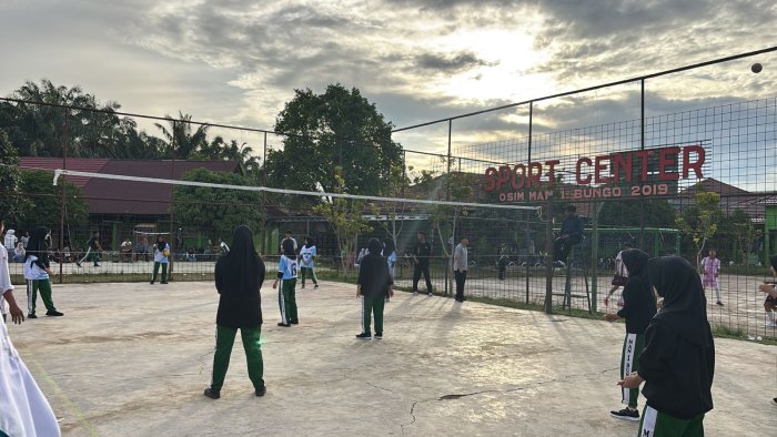 Voli Putri X IPS 3 vs XI MIPA 1 Warnai Porseni MAN 1 Bungo