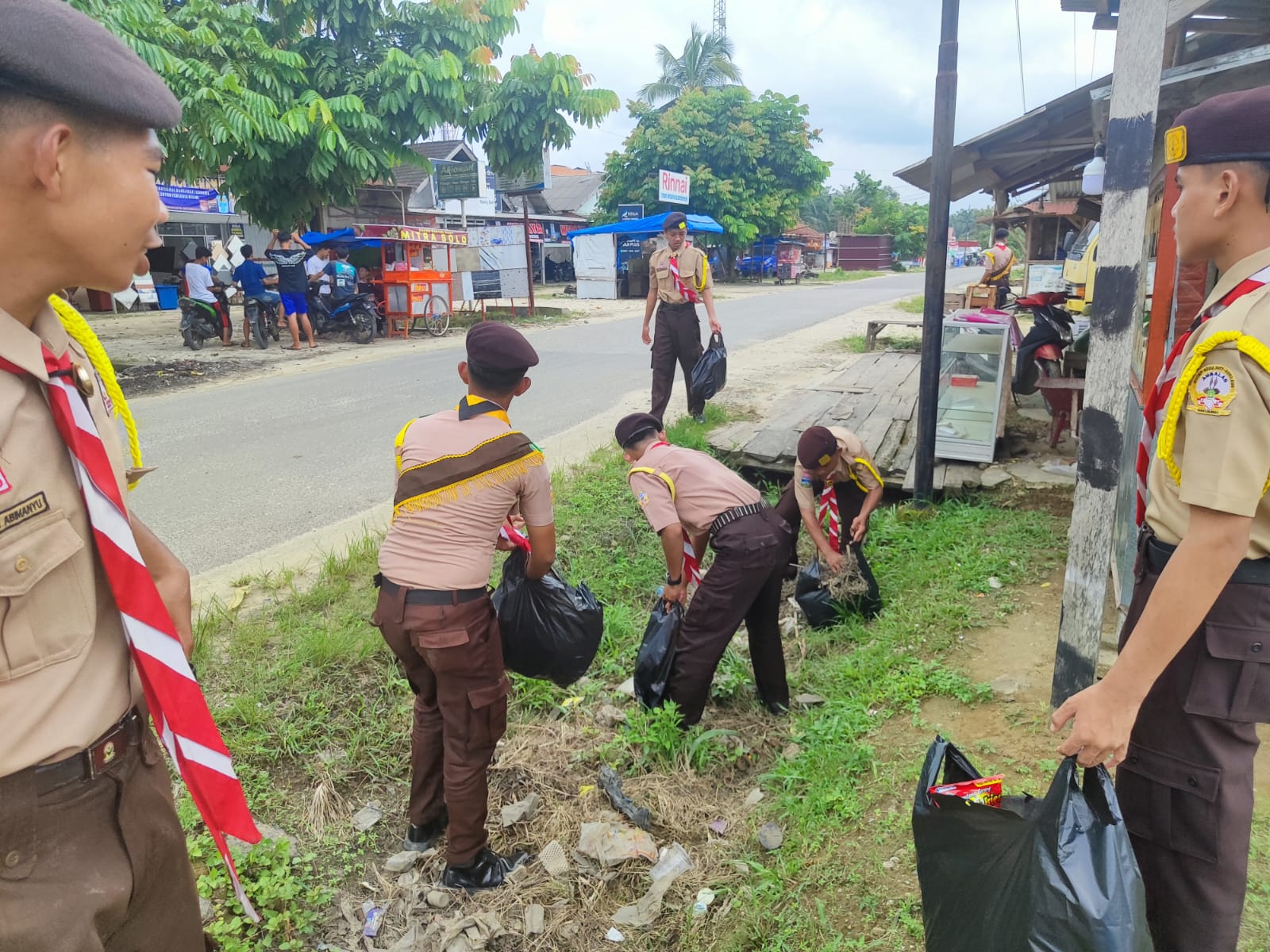 Peserta PMD MAN 1 Bungo Gelar Bakti Bersih di Pasar Dusun Gapura Suci