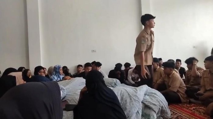 Majelis Guru dan Siswa MAN 1 Bungo Takziyah Bersama, Antar Kepergian Arrangga Saputra Majelis Guru dan Siswa MAN 1 Bungo Takziyah Bersama, Antar Kepergian Arrangga Saputra
