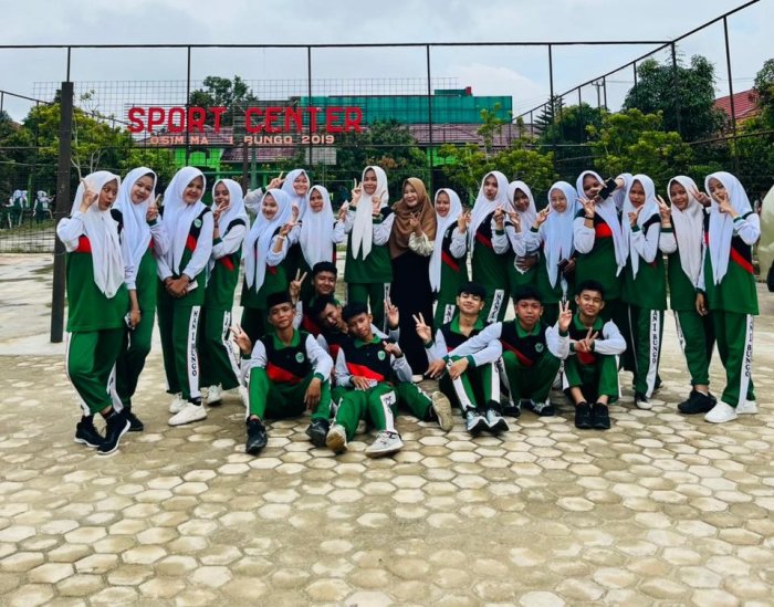 Kelas X MIPA 2 MAN 1 Bungo Rayakan Kebersamaan di Sport Center