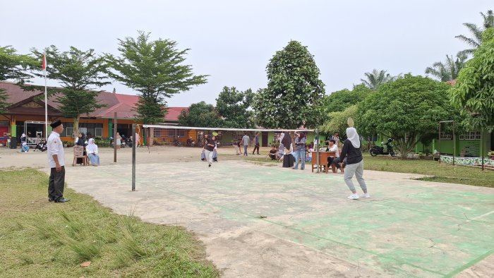 Pertandingan Badminton Putri 12 Bahasa vs 12 IPA 3 di Porseni MAN 1 Bungo