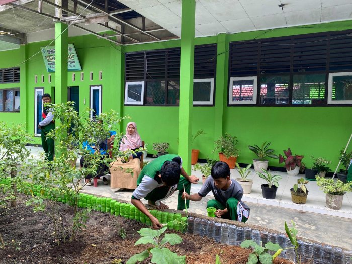 Siswa MAN 1 Bungo Gotong Royong Perindah Taman Kelas