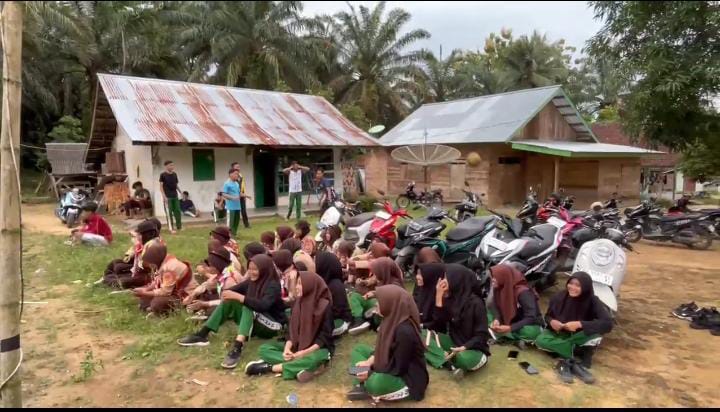 Peserta PMD MAN 1 Bungo Gelar Olahraga Bersama Pemuda-Pemudi Dusun Gapura Suci
