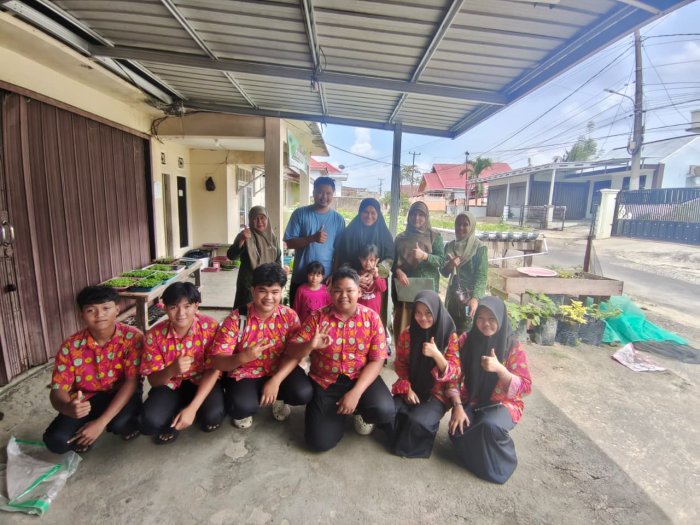 Guru MAN 1 Bungo Jemput Siswa PKL Hidroponik di Umah Hidroponik