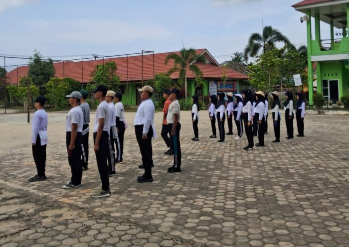 Kamis Sore yang Istimewa: Ketika Pasukan Pengibar Bendera MAN 1 Bungo Menempa Disiplin dan Kebersamaan