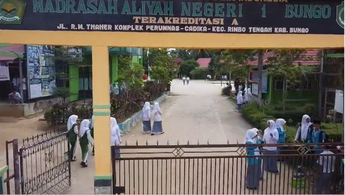 Gerbang MAN 1 Bungo Lambang Disiplin dan Harapan Siswa