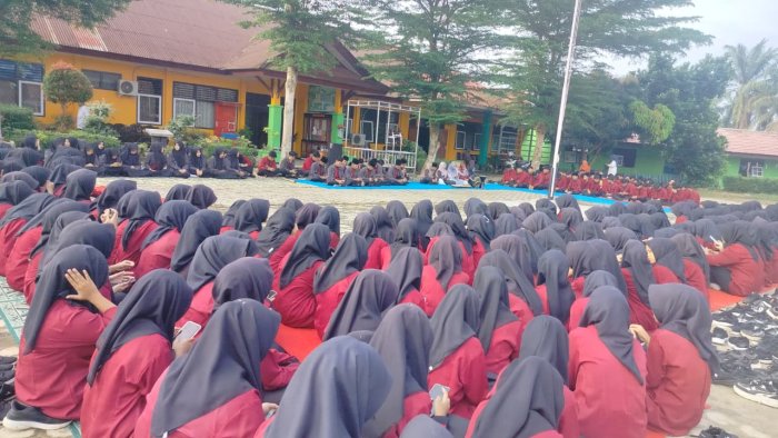 MAN 1 Bungo Rutin Gelar Yasinan dan Pidato Tiga Bahasa MAN 1 Bungo Rutin Gelar Yasinan dan Pidato Tiga Bahasa