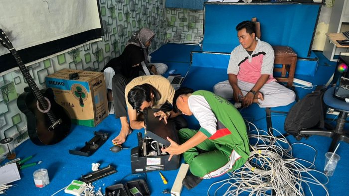 Siswa PKL MAN 1 Bungo Praktik Perbaikan Alat Laboratorium