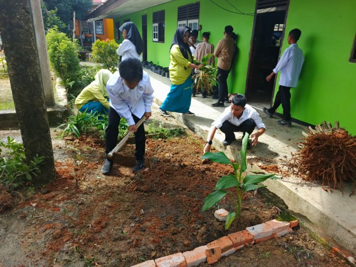 Siswa-Siswi X MIPA 2 MAN 1 Bungo Wujudkan Lingkungan Belajar Nyaman Melalui Gotong Royong