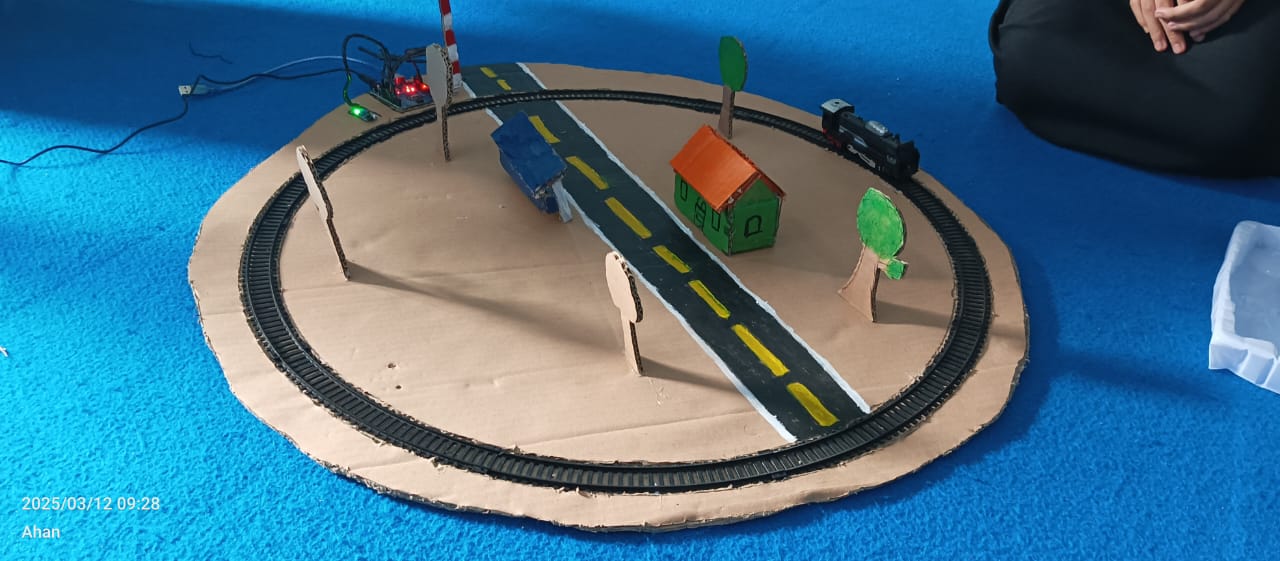 Siswa Kelas XII Teknik Elektronika Ciptakan Prototype Plang Kereta Api Mini untuk Tugas Akhir Madrasah