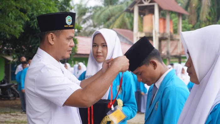 Simbolis Pengalungan Tanda Peserta, MAN 1 Bungo Siap Laksanakan ASAS Genap 2025/2026 Simbolis Pengalungan Tanda Peserta, MAN 1 Bungo Siap Laksanakan ASAS Genap 2025/2026