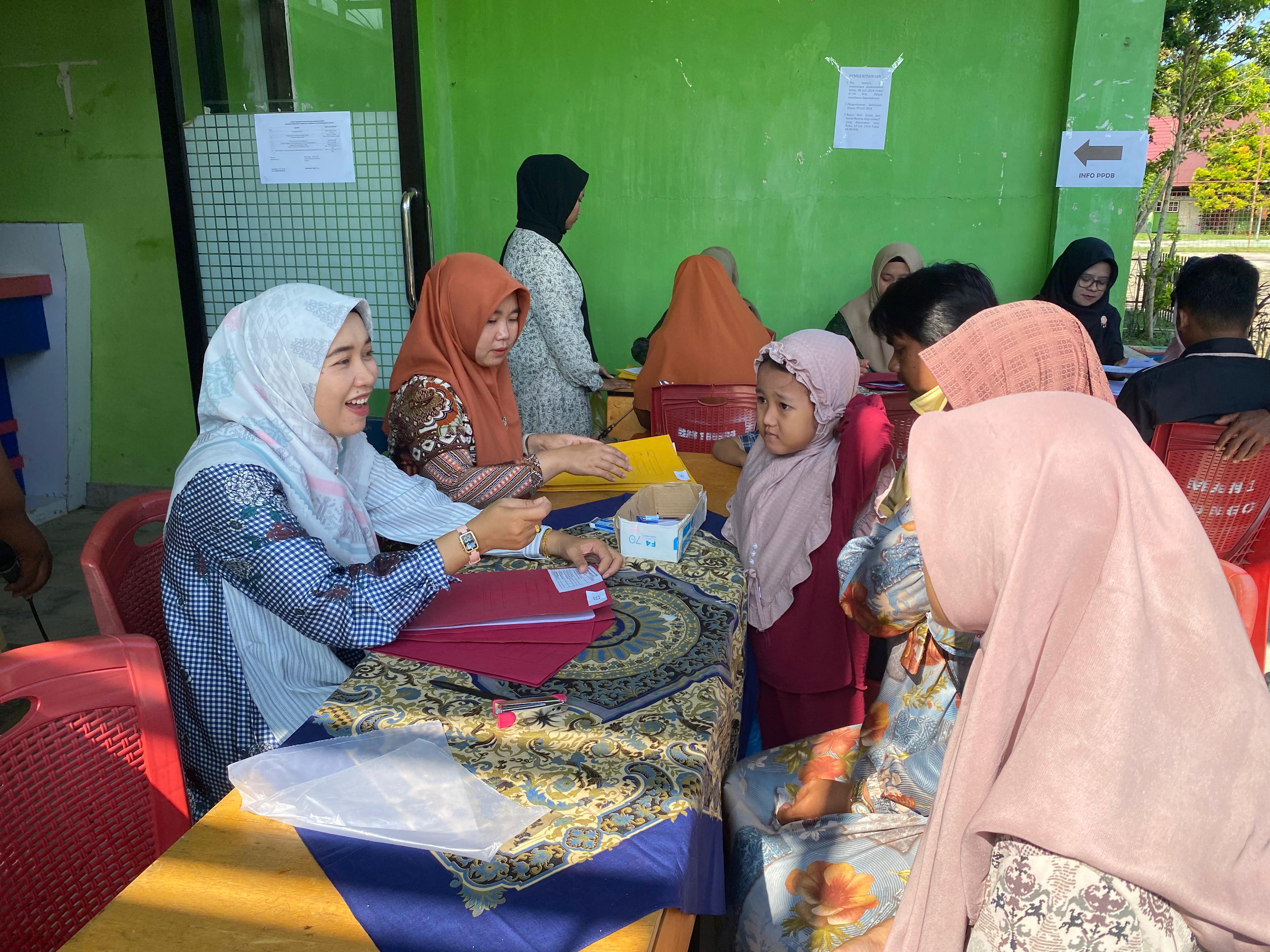 RAMAI KONDISI PENYERAHAN BERKAS PESERTA DIDIK BARU DI PTSP MAN 1 BUNGO PLUS KETERAMPILAN