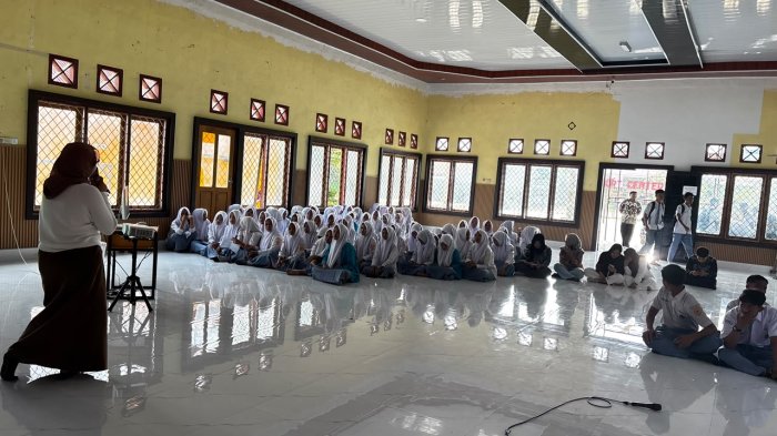 Edukasi Berjalan Indonesia Sosialisasi Beasiswa, Kuliah, dan Keamanan Digital di MAN 1 Bungo