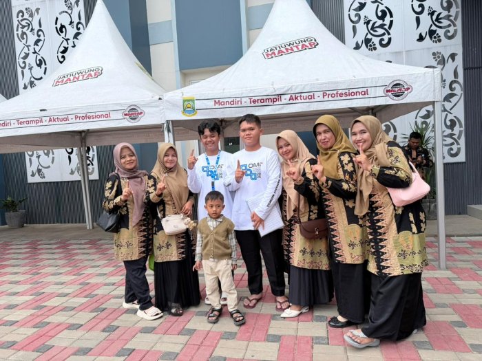 Guru dan Staf MAN 1 Bungo Dukung Siswa di OMI Nasional