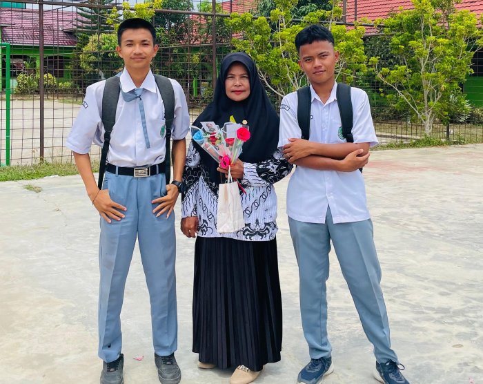 Siswa XII IPS 2 Rayakan Hari Guru Nasional Bersama Wali Kelas