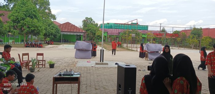 Siswa XI MIPA 2 MAN 1 Bungo Tampilkan Teater Inspiratif