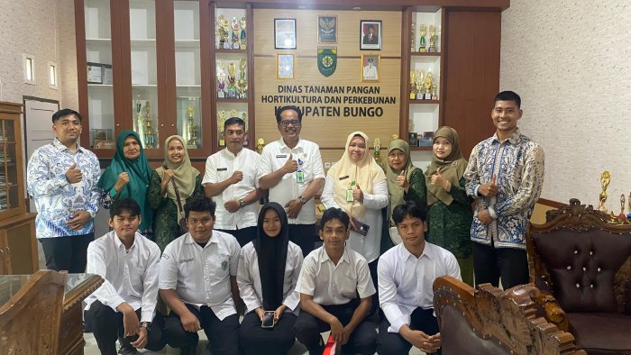 Guru MAN 1 Bungo Jemput Siswa PKL Hidroponik di Dinas Pertanian Bungo