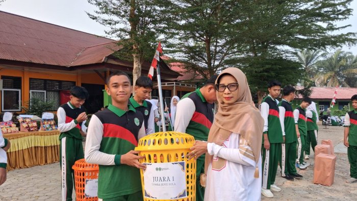 OSIM MAN 1 Bungo Berikan Hadiah Lomba HUT RI ke-81 kepada Perwakilan Kelas OSIM MAN 1 Bungo Berikan Hadiah Lomba HUT RI ke-81 kepada Perwakilan Kelas